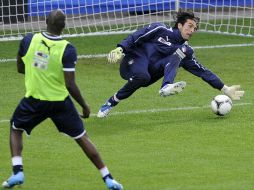 El guardameta italiano Gianluigi Buffon (d) para un balón lanzado por su compañero Mario Balotelli. EFE  /