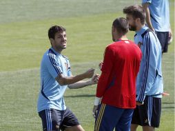 Piqué estuvo a la altura de sus travesuras en la Eurocopa 2012, cuando corrió alrededor de la cancha con un sólo botín puesto. EFE  /