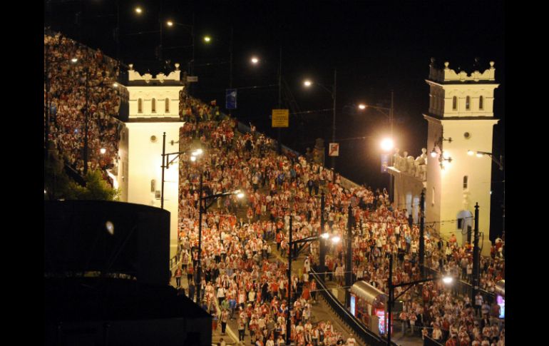 Seguidores al momento de cruzar el puente Poniatowski, después del partido entre Rusia y Polonia. ARCHIVO  /