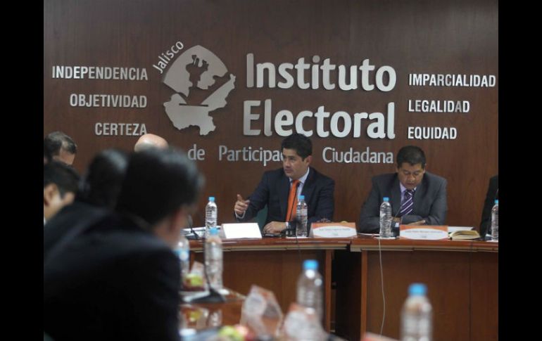 Consejeros del Instituto Electoral durante una sesión del organismo. ARCHIVO  /