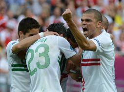 Pepe celebra junto a sus compañeros el primer gol de Portugal.  /