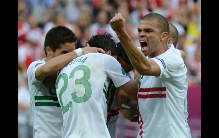 Pepe celebra junto a sus compañeros el primer gol de Portugal.  /