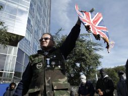 El excombatiente de la guerra de Malvinas, Marcelo Wytrykusz, quema una bandera del Reino Unido. EFE  /