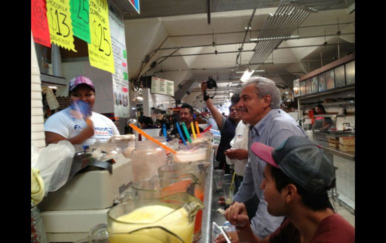 Cárdenas también visitó el Mercado Alcalde. ESPECIAL  /