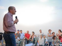 Vecinos del Cortijo de San Agustín escuchan el discurso de Ismael Del Toro. ESPECIAL  /