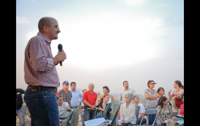 Vecinos del Cortijo de San Agustín escuchan el discurso de Ismael Del Toro. ESPECIAL  /