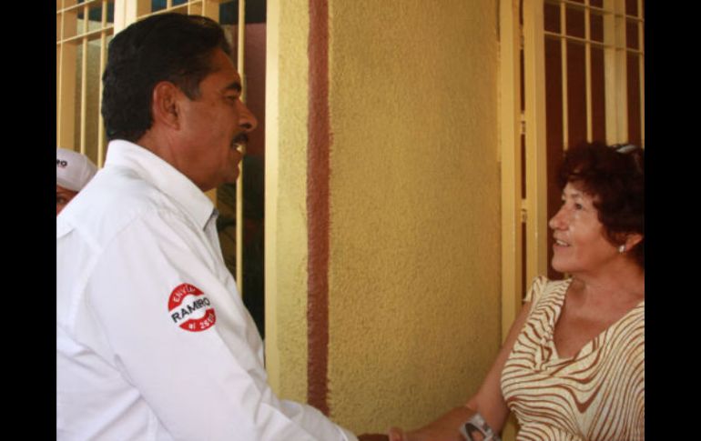 Hernández, en su visita a la colonia La Joya. ESPECIAL  /