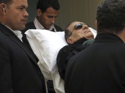 La salud del ex presidente egipcio, Hosni Mubarak, registró hoy una leve mejoría, revelaron funcionarios de la prisión. ARCHIVO  /