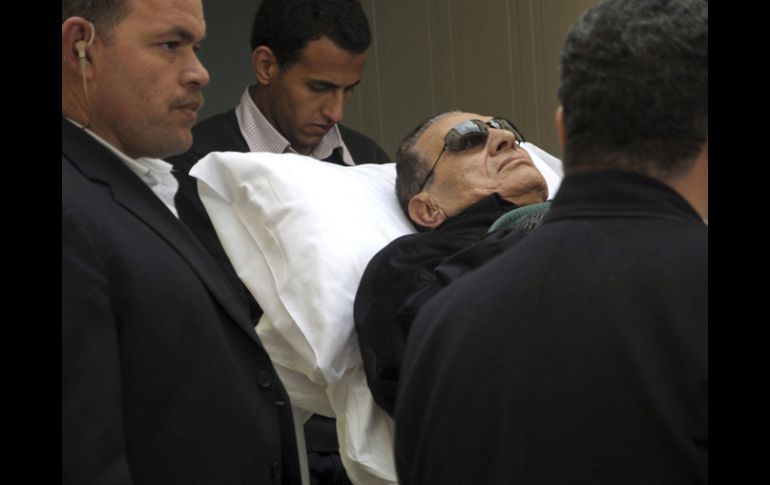 La salud del ex presidente egipcio, Hosni Mubarak, registró hoy una leve mejoría, revelaron funcionarios de la prisión. ARCHIVO  /