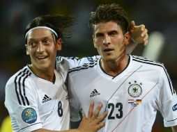 Gómez (d) celebra una de sus anotaciones junto a su compañero Özil (i). REUTERS  /