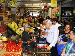 Estampa de la visita del candidato del PAN al Mercado Alcalde. ESPECIAL  /