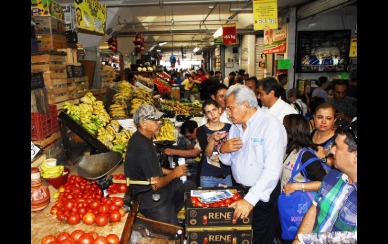 Estampa de la visita del candidato del PAN al Mercado Alcalde. ESPECIAL  /