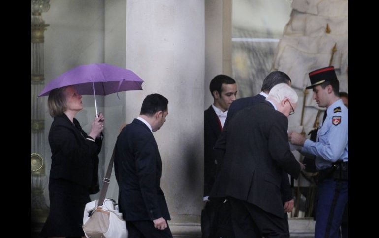 Bernard (d) and Charlotte (i) Cassez llegan al Elíseo para reunirse con el presidente francés. AFP  /