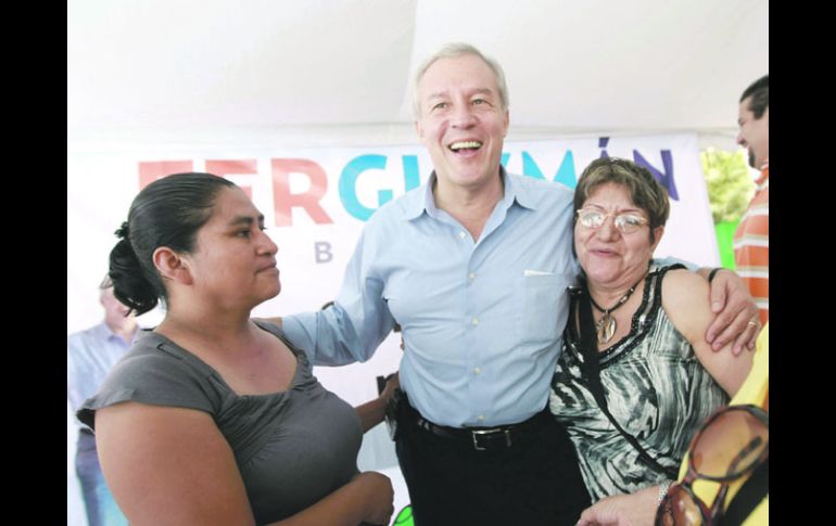 El candidato se reunió con comerciantes de los mercados Libertad y de Abastos para escuchar sus solicitudes de apoyo. ESPECIAL  /