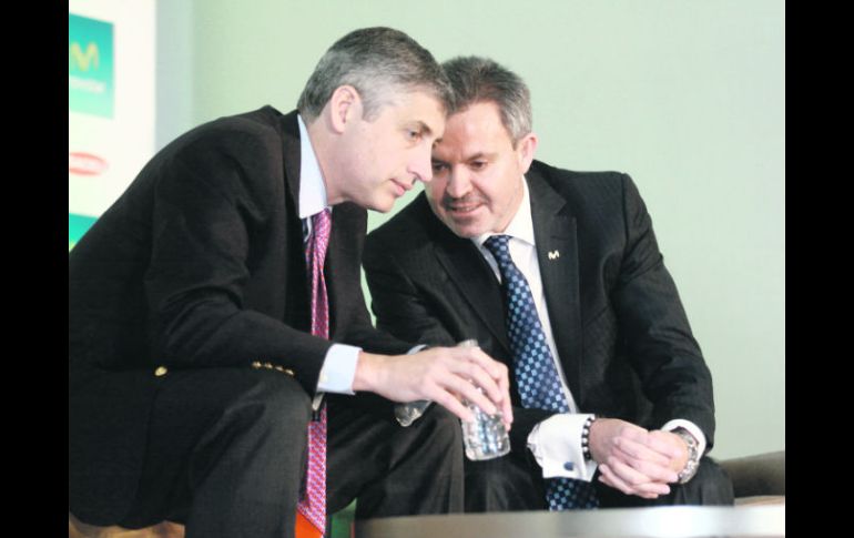 Adrián Steckel, presidente de Iusacell  (izquierda), y su homólogo de Telefónica, Juan Abellán, durante la firma del convenio. EFE  /