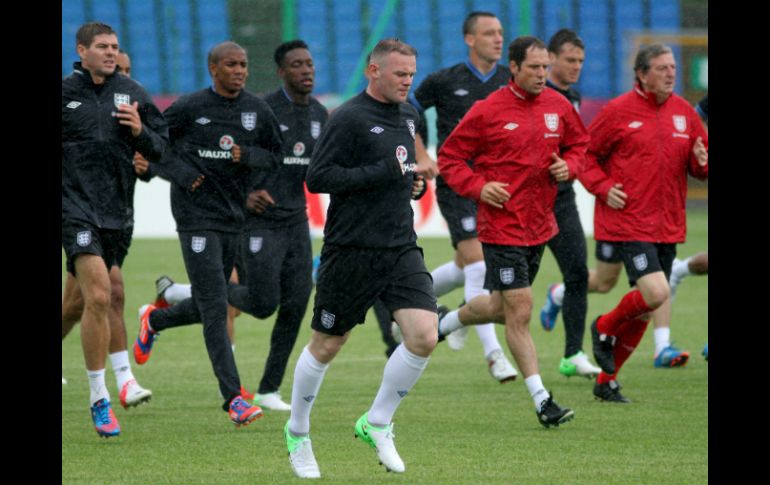 Wayne Rooney (c) cumplirá su último encuentro de sanción por la tarjeta roja que vio en la fase de clasificación. EFE  /