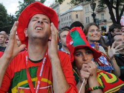 Los aficionados de Portugal alientan a su selección desde las plazas públicas. AFP  /