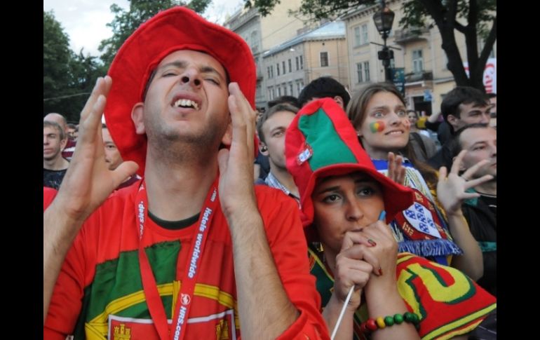 Los aficionados de Portugal alientan a su selección desde las plazas públicas. AFP  /