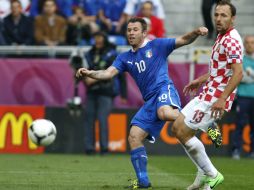 Cassano (i), una de las figuras del partido, disputa el balón con Schildenfeld (d), de Croacia. AP  /