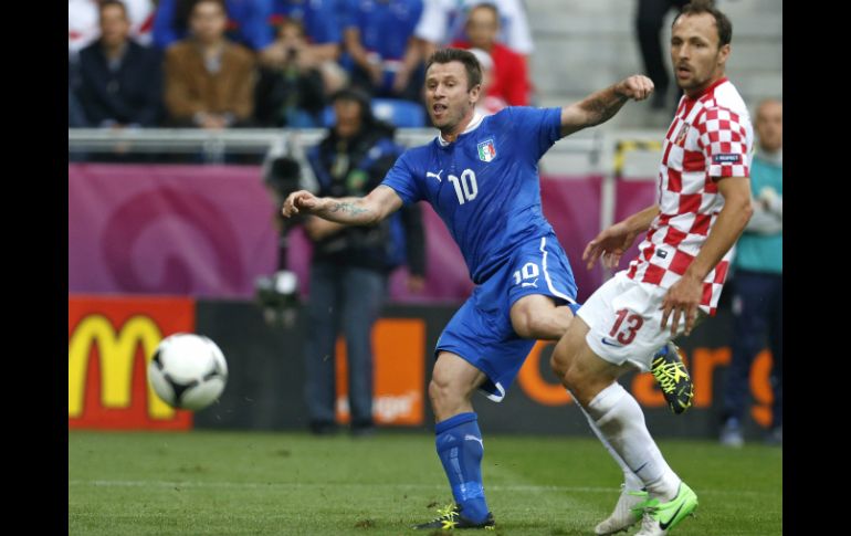 Cassano (i), una de las figuras del partido, disputa el balón con Schildenfeld (d), de Croacia. AP  /