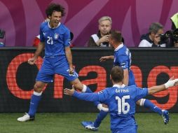 Pirlo celebra la anotación al minuto 38 del primer tiempo; ya en segundo tiempo Croacia empataría. AP  /