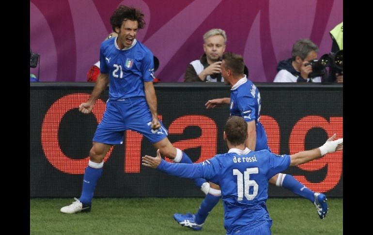 Pirlo celebra la anotación al minuto 38 del primer tiempo; ya en segundo tiempo Croacia empataría. AP  /