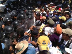 Imagen de la lucha que sostuvieron maestros guerrerenses con la policía antimotines del estado. NOTIMEX  /