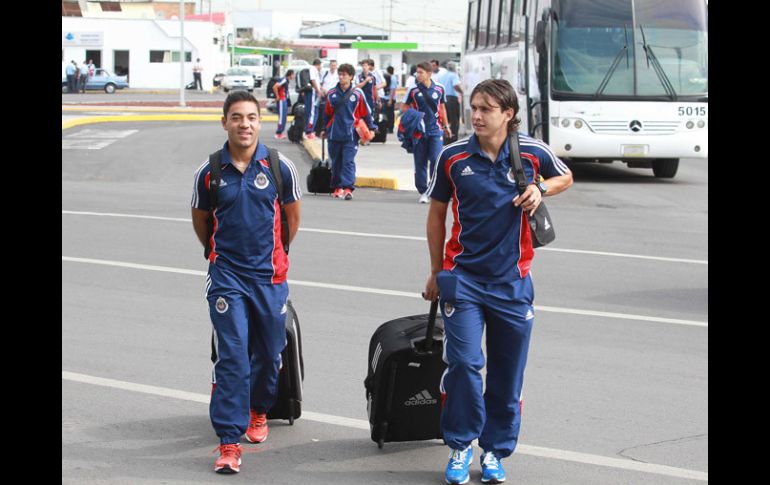 Marco Fabián y Omar Arellano antes de salir rumbo a Europa.  /