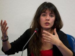 La líder estudiantil chilena, Camila Vallejo, habla durante una conferencia de prensa en su visita a México. AP  /