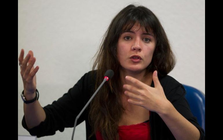 La líder estudiantil chilena, Camila Vallejo, habla durante una conferencia de prensa en su visita a México. AP  /