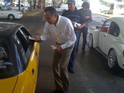 Garza, repartiéndo volantes ayer en la Calzada Lázaro Cárdenas. ESPECIAL  /