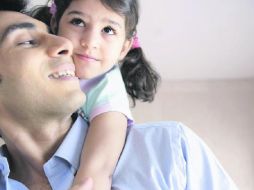 Hoy en día la igualdad entre hombre y mujer se ve reflejada incluso en la formación de los hijos, papel que asumen ambos padres.  /