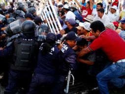 La CETEG protagoniza un enfrentamiento durante una protesta en las inmediaciones del Instituto Electoral de la entidad. EL UNIVERSAL  /