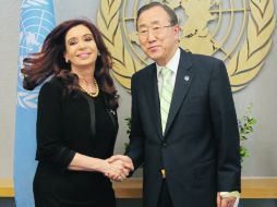 La presidenta argentina, Cristina Fernández, estrecha la mano del secretario general de Naciones Unidas, Ban Ki-Moon, en Nueva York.AFP  /