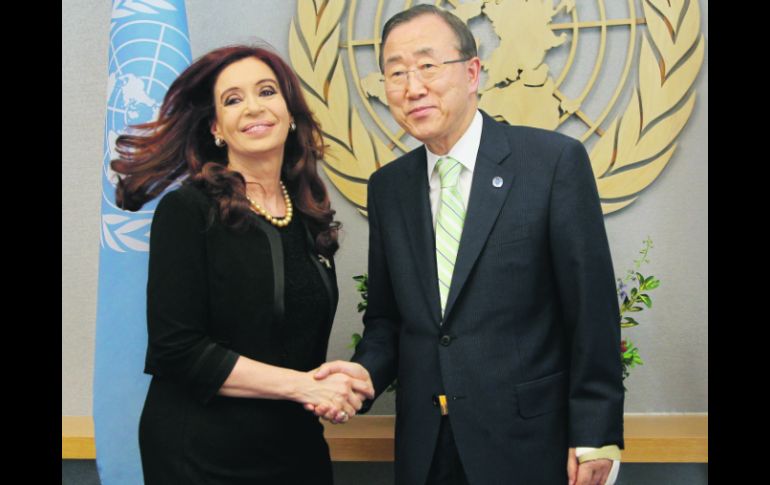 La presidenta argentina, Cristina Fernández, estrecha la mano del secretario general de Naciones Unidas, Ban Ki-Moon, en Nueva York.AFP  /