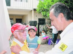 El abanderado perredista r prometió trabajar para arreglar los baches y dar mayor limpieza a la zona. ESPECIAL  /