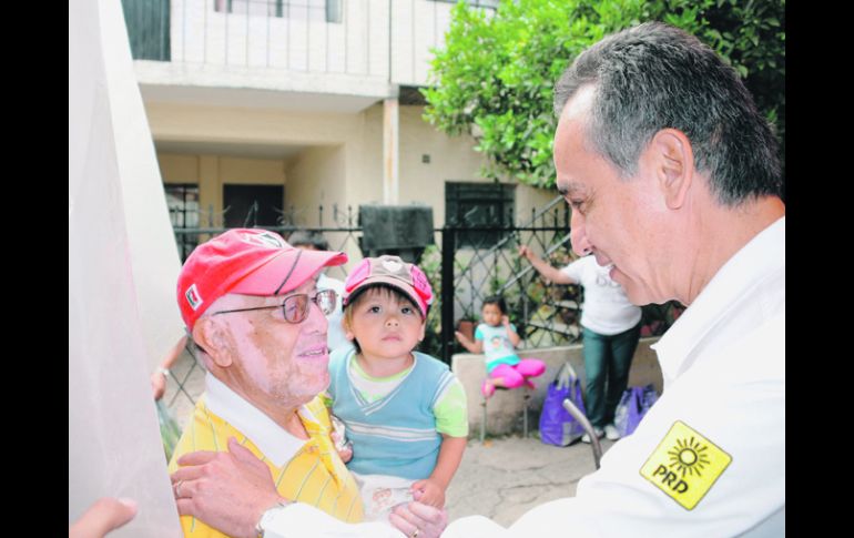 El abanderado perredista r prometió trabajar para arreglar los baches y dar mayor limpieza a la zona. ESPECIAL  /