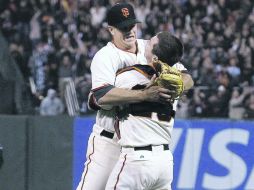 Matt Cain (i) celebra su juego perfecto logrado el miércoles por la noche en el AT&T Park de San Francisco. AP  /