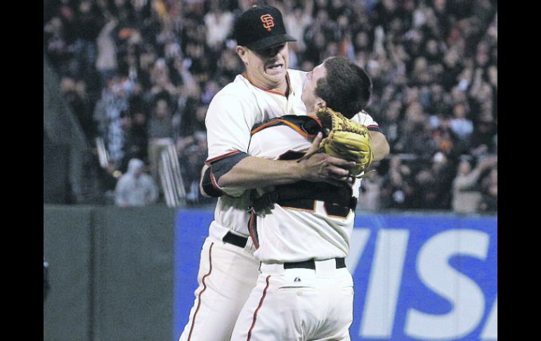 Matt Cain (i) celebra su juego perfecto logrado el miércoles por la noche en el AT&T Park de San Francisco. AP  /