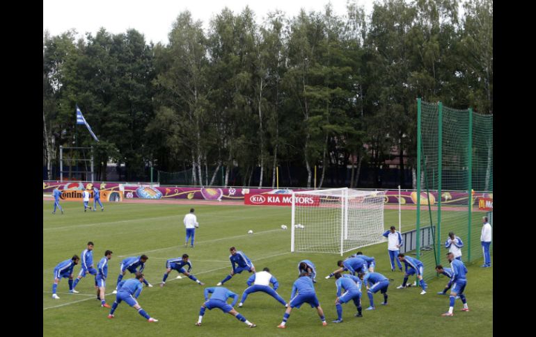 La selección de Grecia durante la práctica de hoy, en Polonia. AP  /