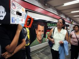 En días pasados, jóvenes que integran el movimiento #YoSoy132 se manifestaron en el metro de la ciudad de México. ARCHIVO  /