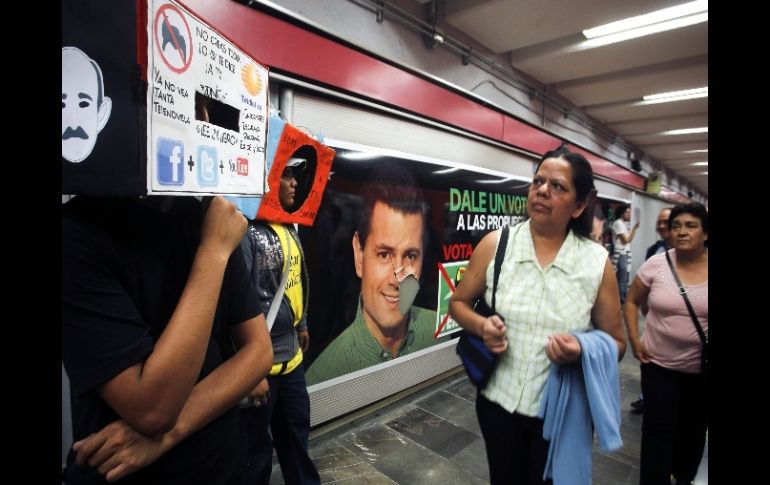 En días pasados, jóvenes que integran el movimiento #YoSoy132 se manifestaron en el metro de la ciudad de México. ARCHIVO  /