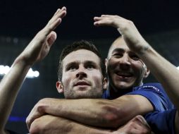 El francés Yohan Cabaye (i) celebra con su compañero Karim Benzema tras marcar el 2-0. EFE  /