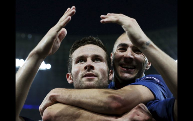 El francés Yohan Cabaye (i) celebra con su compañero Karim Benzema tras marcar el 2-0. EFE  /