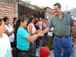 Andrés Zermeño recolectó peticiones de vecinos de Tlajomulco. ESPECIAL  /