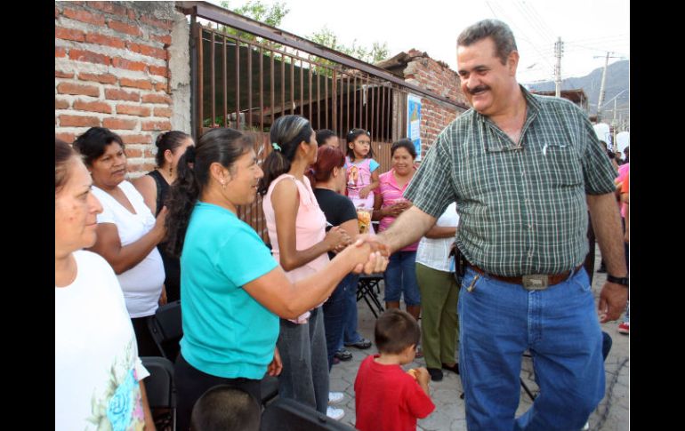 Andrés Zermeño recolectó peticiones de vecinos de Tlajomulco. ESPECIAL  /