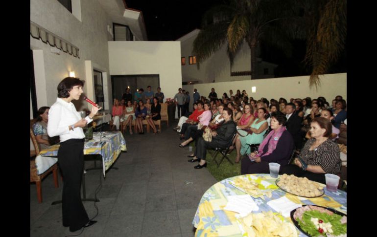 Mendoza en la reunión con colonos de Valle Real. ESPECIAL  /