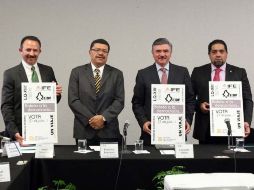 Josué Cervantes, Francisco Bojórquez, Leonardo Valdés Zurita y Gustavo Anzaldo durante la presentación del boleto.NTX  /