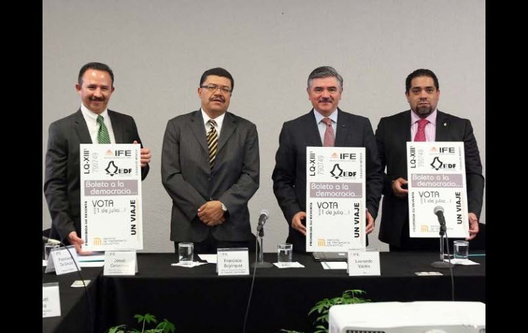 Josué Cervantes, Francisco Bojórquez, Leonardo Valdés Zurita y Gustavo Anzaldo durante la presentación del boleto.NTX  /