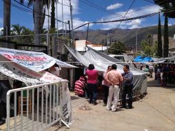 Maestros de la CETEG se mantienen en las inmediaciones del IEEG, que son resguardadas por decenas de policías. NTX  /